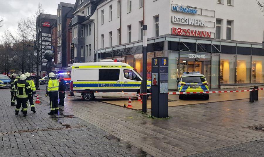 Ein bewaffneter Mann löst in der Fußgängerzone von Gummersbach einen Großeinsatz der Polizei aus. Die Einsatzkräfte greifen zur Waffe und schießen – getroffen wird nicht nur der Verdächtige. NRW: Polizisten schießen auf bewaffneten Mann in Gummersbach