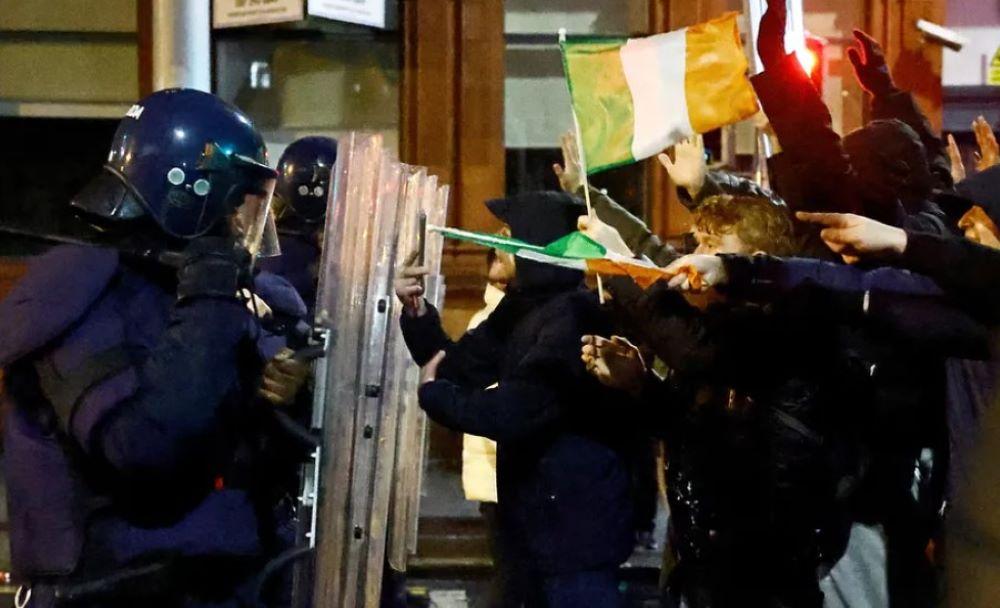 In Dublins Innenstadt kam es zu schweren Ausschreitungen, nachdem ein Mann bei einem Messerangriff drei kleine Kinder und eine Frau verletzt hatte. Es folgten Ausschreitungen auf den Straßen, hinter denen die Polizei Rechts-Extreme vermutet. In Dublin kam es zu Zusammenstößen zwischen Randalierern und der Polizei