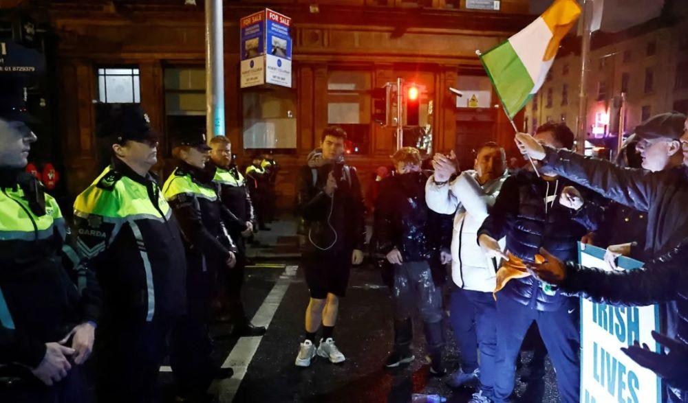 Nach einem Messerangriff in Dublin randalierten am Donnerstag Rechtsradikale und griffen Einsatzkräfte an. Berichten zufolge hatten sie sich in den sozialen Medien gegenseitig zu den Krawallen angestachelt. Irlands Politik beschäftigt sich nun mit der Frage, wie die Lage derart eskalieren konnte. Schon vor dem Ausbruch der Gewalt sagte der irische Premierminister Leo Varadkar, dass Irland "den Flüchtlingsstrom" aus der Ukraine und und andere Ländern "verlangsamen" müsse. Zwei Tage nach den schweren Ausschreitungen in Dublin diskutiert die Politik, wie es zu der Eskalation kommen konnte