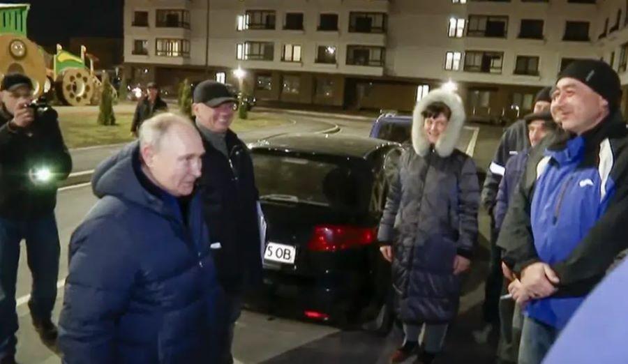 Ist er’s oder ist er’s nicht? Wladimir Putin spricht während seines Besuchs in Mariupol mit Anwohnern Bizarre Gerüchte in Moskau und eine Witzesammlung in Kiew -"Putins Tod" ist Russlands heimliches Topthema