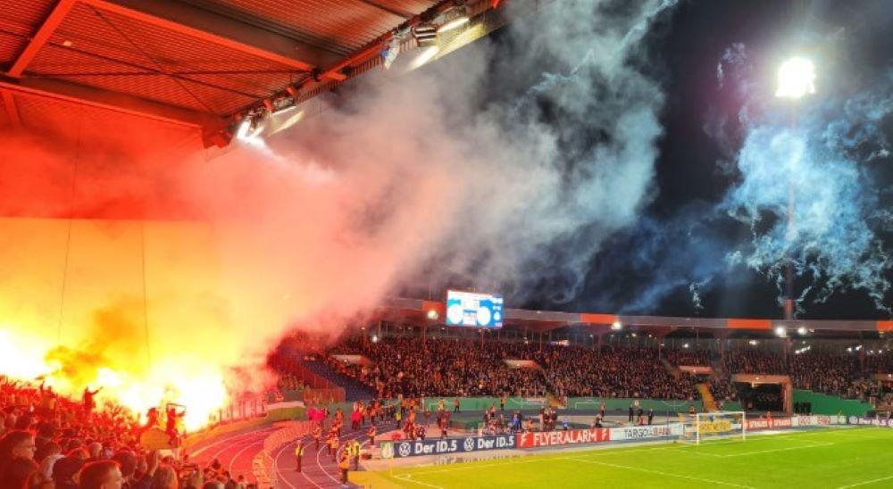 Die Geldstrafen für die Vereine haben sich in den vergangenen Jahren deutlich erhöht, immer mehr Fälle von abgebrannter Pyrotechnik wurden erfasst Kampf um Pyrotechnik im Stadion - Sanktionen helfen nicht, zu tief ist Feuerwerk in der Ultrakultur verankert
