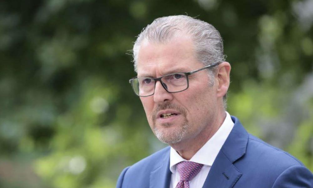 Immer mehr Unternehmen würden gerade aufgeben, "weil von ihnen Investitionen verlangt werden, die sie nicht leisten können", sagte der Arbeitgeberchef. Arbeitgeberpräsident Rainer Dulger warnt vor Wohlstandsverlusten in Deutschland