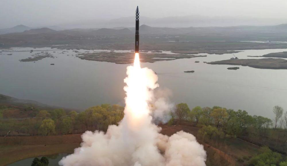 UN-Resolutionen verbieten Nordkorea den Start von ballistischen Raketen jeglicher Reichweite. Solche Raketen können je nach Bauart auch mit einem Atomsprengkopf bestückt werden. Nordkorea war in diesem Jahr bereits zweimal mit einem Raketenstart gescheitert