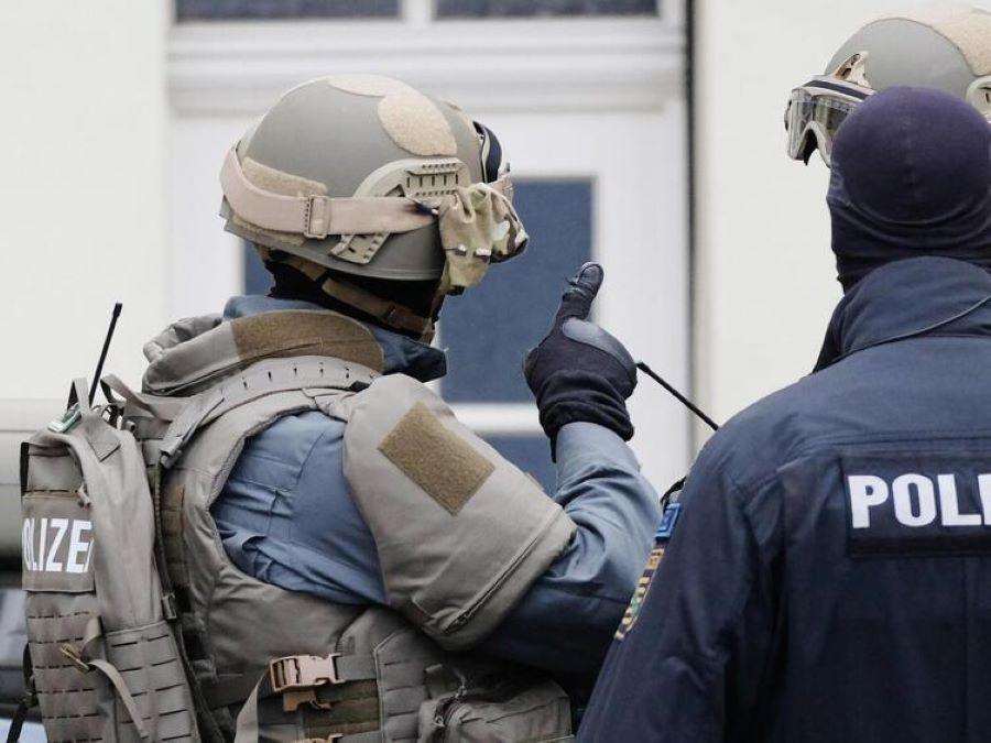 Der Verfassungsschutz hat laut Ministerium nicht nur die Aktivitäten in der auch als Blaue Moschee bekannten Hamburger Einrichtung im Blick, sondern geht davon aus, dass das IZH "auf bestimmte Moscheen und Vereine großen Einfluss bis hin zur vollständigen Kontrolle ausübt". Großrazzia gegen Islamisten - Durchsuchungen auch in anderen Bundesländern