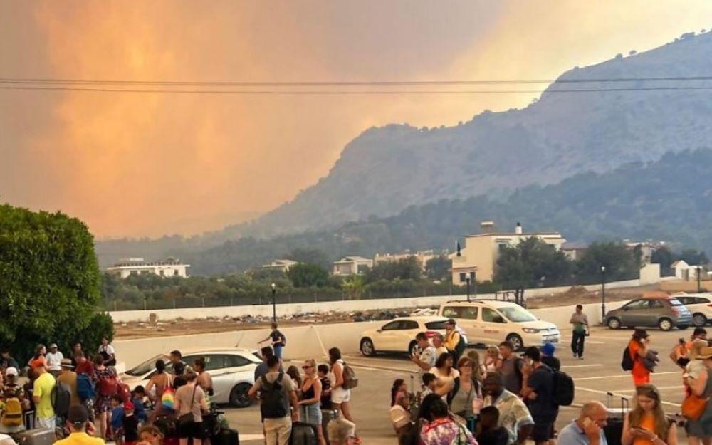 Die griechische Regierung ihrerseits versprach Unterstützung für die von den Bränden im Juli betroffenen Touristen Bilder der Flammen gingen um die Welt - Touristenandrang auf Rhodos trotz gewaltiger Waldbrände ungebrochen