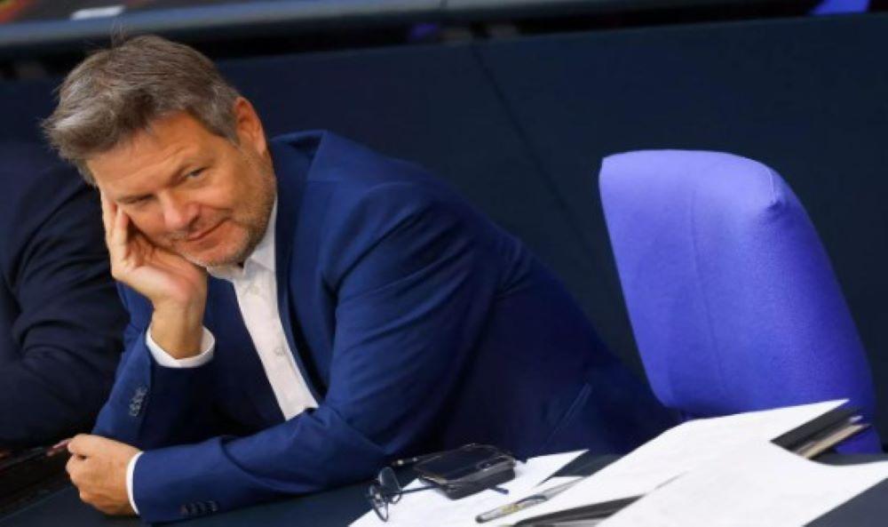 Hintergrund ist, dass wegen des britischen EU-Austritts eigentlich zum 1. Januar 2024 neue Zollregeln in Kraft treten sollen Habeck will Brexit-Zölle für E-Autos aufschieben