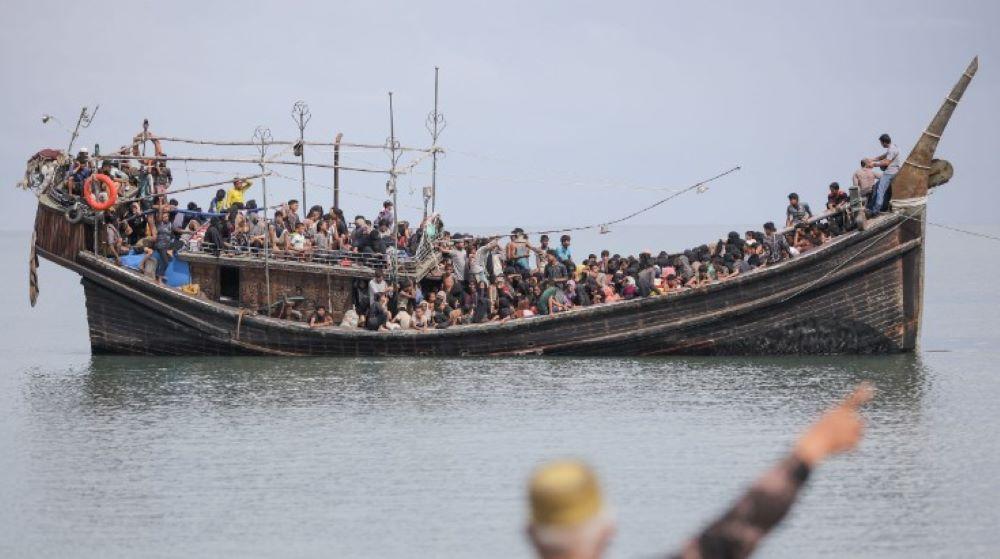 Ungefähr 250 Rohingya-Flüchtlinge, die auf einem Holzboot zusammengepfercht waren, wurden aus Westindonesien abgewiesen und ins Meer zurückgeschickt, sagten Bewohner am Freitag. Etwa 250 Rohingya-Flüchtlinge in Indonesien werden ins Meer zurückgeschickt