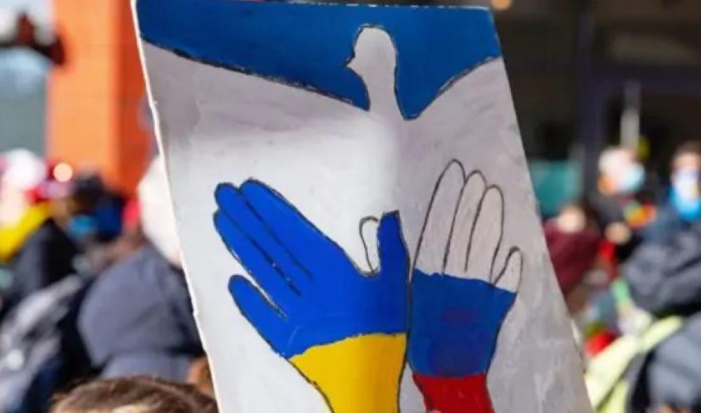 In den 18 Monaten seit der russischen Invasion wurde nur wenigen Hundert Russen die ukrainische Staatsbürgerschaft verliehen, im Jahr zuvor waren es noch 1.700. Wie die Behörden betonen, erfordert die Erlangung eines Aufenthaltsrechts in der Ukraine mehr als nur eine Änderung der Identität. Russen kämpfen um einen ukrainischen Pass