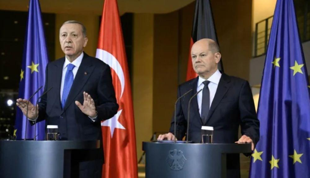 Erdogan prangerte seinerseits im Bundeskanzleramt Israels Vorgehen im Gazastreifen an. Dort sei "alles dem Erdboden gleich gemacht worden". Bundeskanzler Scholz hat beim Deutschland-Besuch des türkischen Präsidenten Erdogan das Selbstverteidigungsrecht Israels betont