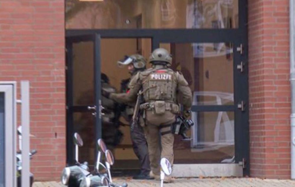 Die Schule habe den Einsatz ausgelöst, weil eine Lehrkraft mehrere Personen mit einer Schusswaffe auf dem Gelände gesehen habe Großeinsatz an Schule in Hamburg-Blankenese – Polizei spricht von "Bedrohungslage"