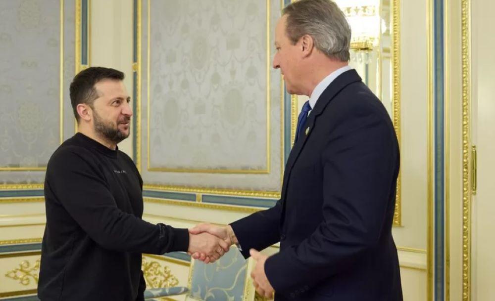 Präsident Wolodymyr Selenskyj veröffentlichte einen kurzen Ausschnitt des Treffens in den sozialen Medien, in dem man Cameron sagen hört: "Ich wollte, dass dies mein erster Besuch ist." Das Außenministerium der Ukraine sagte, man habe habe über Waffen, Waffenproduktion und Sicherheit im Schwarzen Meer gesprochen. Der neue britische Außenminister David Cameron trifft in Kiew Präsident Wolodymyr Selenskyj