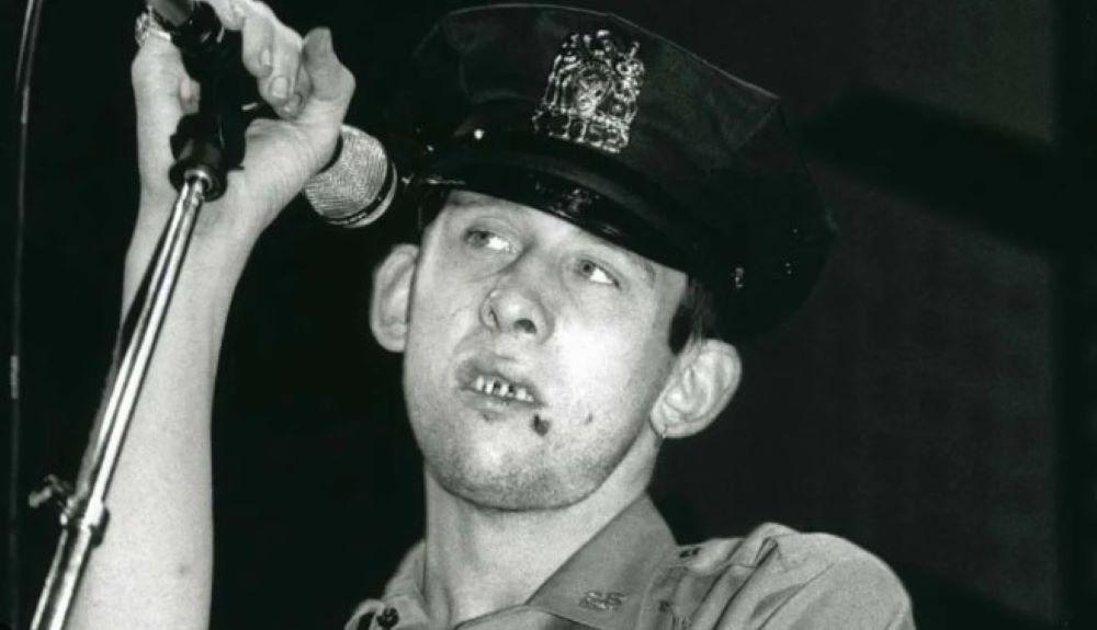 MacGowan war vor allem als Songwriter des an irische Folkmusik angelehnten Weihnachtsklassikers "Fairytale of New York" bekannt - einem der größten Hits der Band. Pogues-Sänger Shane MacGowan mit 65 Jahren gestorben