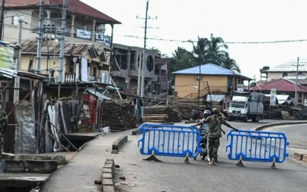 Der Westen Afrikas war seit 2020 von mehreren Staatsstreichen erschüttert worden: In Burkina Faso, Mali und Niger erlangten Militärregierungen die Macht Kämpfe erschüttern nach Angriff auf Waffenlager Sierra Leones Hauptstadt Freetown