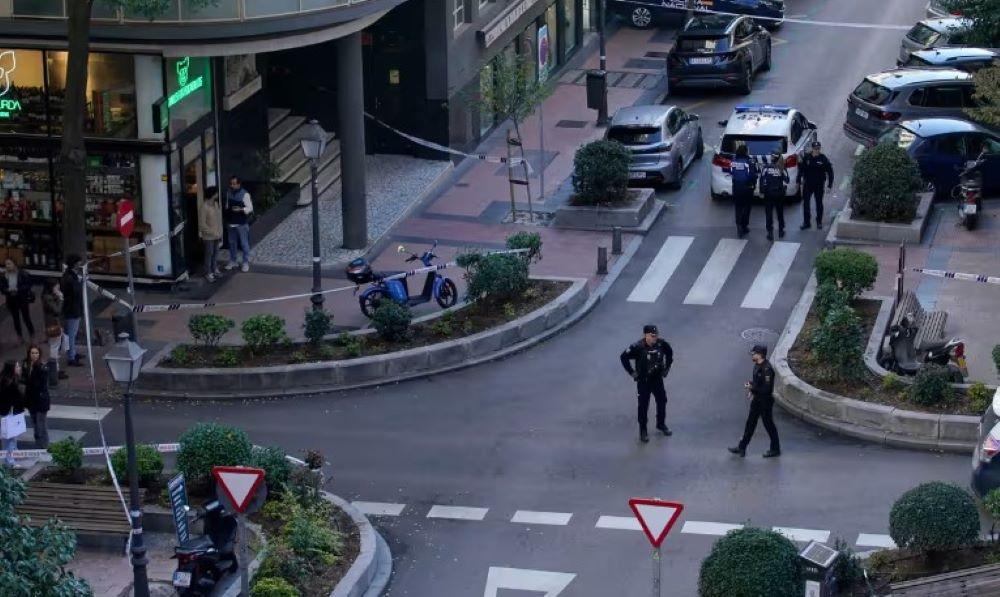 Polizisten sperren den Bereich ab, in dem Alejandro Vidal-Quadras in Madrid erschossen wurde Spanische Polizei untersucht möglichen Zusammenhang zwischen dem Iran und Attentat auf ehemaligen Politiker