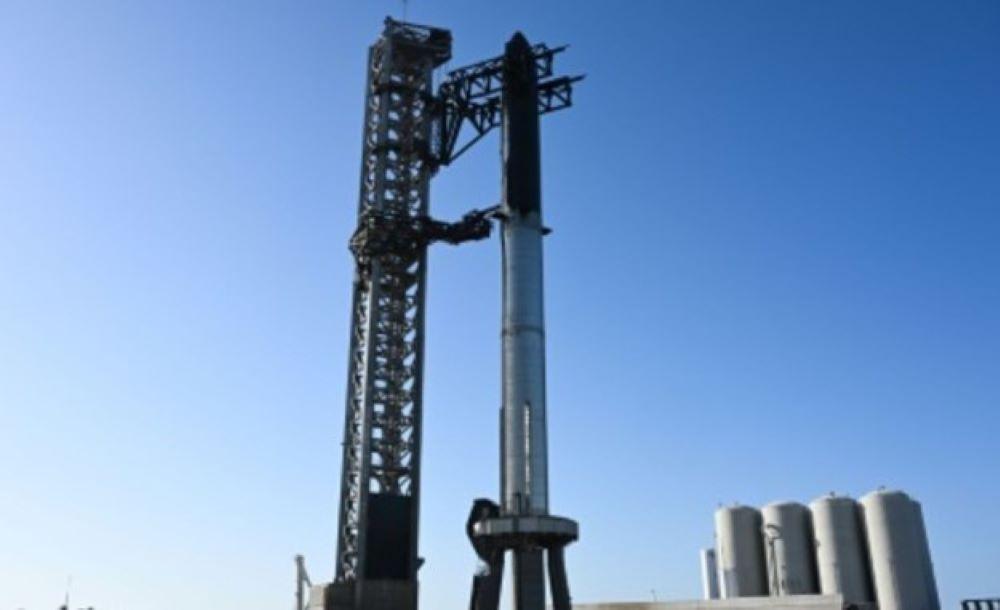 Die Starship geriet damals ins Trudeln, als mehrere Triebwerke ausfielen und die erste Stufe der Rakete sich nicht von der zweiten Stufe trennte. SpaceX ließ die Rakete daher vier Minuten nach ihrem Start in der Luft detonieren. Sie ging in einem Feuerball auf, dessen Aschewolke bis in eine mehrere Kilometer entfernte Stadt geweht wurde. SpaceX verschiebt zweiten Testflug seiner Starship-Riesenrakete