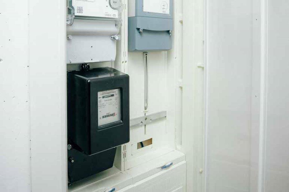 Wie viele Haushalte genau von den Preisänderungen betroffen sind, ist nur näherungsweise zu ermitteln. Die genauen Gründe für Preisanpassungen seien bei jedem Energieversorger individuell. Eine wichtige Rolle spielt dabei die Einkaufstrategie. Die Zahl der Strom-Lieferantenwechsel bei Haushaltskunden war 2022 um rund 16 Prozent auf gut vier Millionen Wechsel gesunken