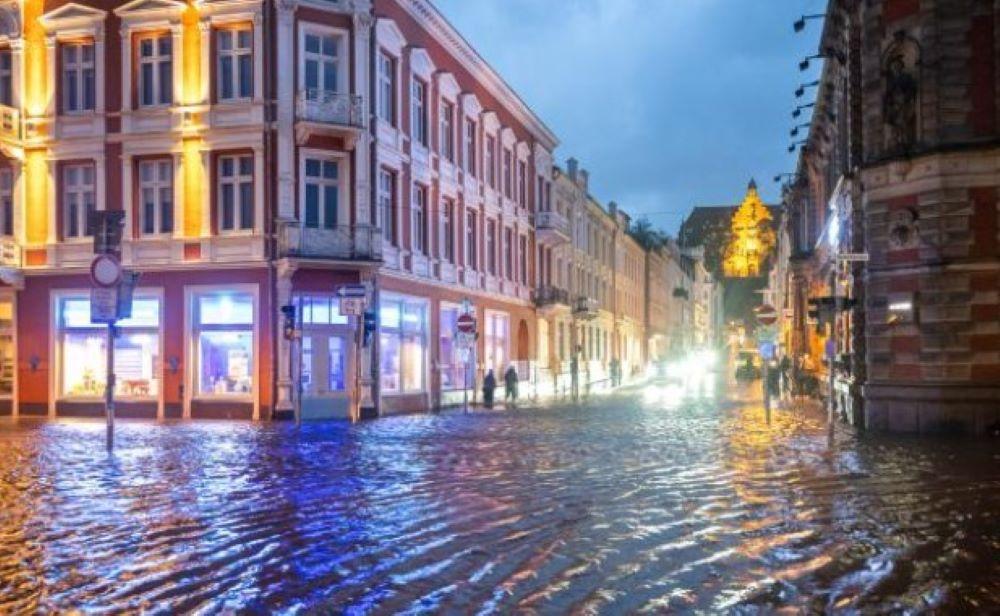 Nach Angaben der Stadtverwaltung rutschte ein 40 Meter langer Abschnitt der zentralen Hafenpromenade auf Höhe der Innenstadt um rund einen halben Meter ab, weitere etwa 60 Meter der Kaikante waren "sichtbar instabil" Schleswig-Holstein: Nach Sturmflut in Flensburg ist die Kaipromenade auf 40 Metern abgerutscht
