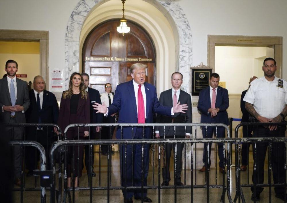 Der bisher größte Test für Trumps Strategie, seine kriminelle Gefahr in einen Wahlvorteil umzuwandeln, wird sich am Montag in einem New Yorker Gerichtssaal ereignen Trump bestreitet seine Wahlkampfsaison 2024 aus dem Gerichtssaal heraus - und führt in den Umfragen vor Biden