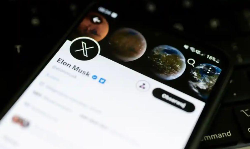 Linda Yaccarino, die CEO von X, versuchte Schadensbegrenzung zu betreiben, da unter anderem Paramount und Warner Bros. ebenfalls Anzeigen zurück zogen. Musk schrieb, dass ein Tweet, in dem Juden beschuldigt wurden, Weiße zu hassen, "tatsächliche die Wahrheit" sei. Seit der Übernahme von Elon Musk hat Twitter massiv an Werbekunden verloren