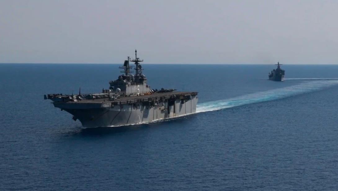 Bereits in der vergangenen Woche hatte das US-Militär Hunderte Soldaten in den Nahen Osten verlegt. Zur Abschreckung regionaler Akteure wurden außerdem mehrere Kriegsschiffe und Kampfflugzeuge ins östliche Mittelmeer geschickt USA erwägen Verlegung weiterer US-Truppen in den Nahen Osten