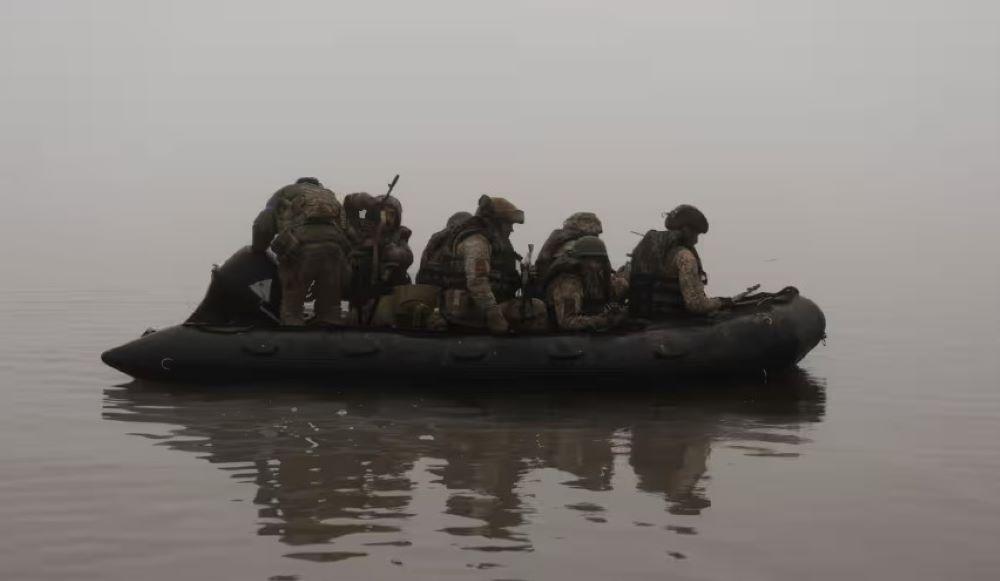Der Vorstoß ihrer Spezialkräfte am linken Dnipro-Ufer könnte für die Ukraine einer der größten Erfolge der vergangenen Wochen sein. Die Operationen des ukrainischen Militärs am Ostufer des Dnipro sind vor allem Achtungserfolge, wie der erste Vorstoßauf Cherson im letzten Jahr. Ukrainische Marines setzten vor einigen Tagen auf die linke (Ost)-Seite des Dnipro über