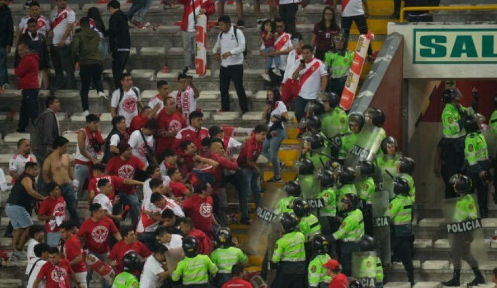 Zuvor hatte der venezolanische Fußballverband (FVF) den peruanischen Behörden bereits Diskriminierung von eigenen Spielern und Fans vorgeworfen. Venezolanischer Fußballverband wirft Sicherheitskräfte vor, Spieler der "Vinotinto" angegriffen zu haben
