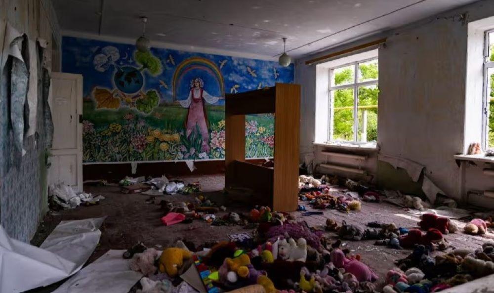 Menschenrechtsorganisationen wie Human Rights Watch haben im Laufe des Krieges immer wieder die Verschleppung ukrainischer Minderjähriger auf russisches Staatsgebiet beklagt. Teils handelte es sich demnach um Waisenkinder, die von den Besatzern in das von Moskau kontrollierte Gebiet gebracht wurden. Ein zerstörte Waisenhaus in Shevchenkove, Cherson