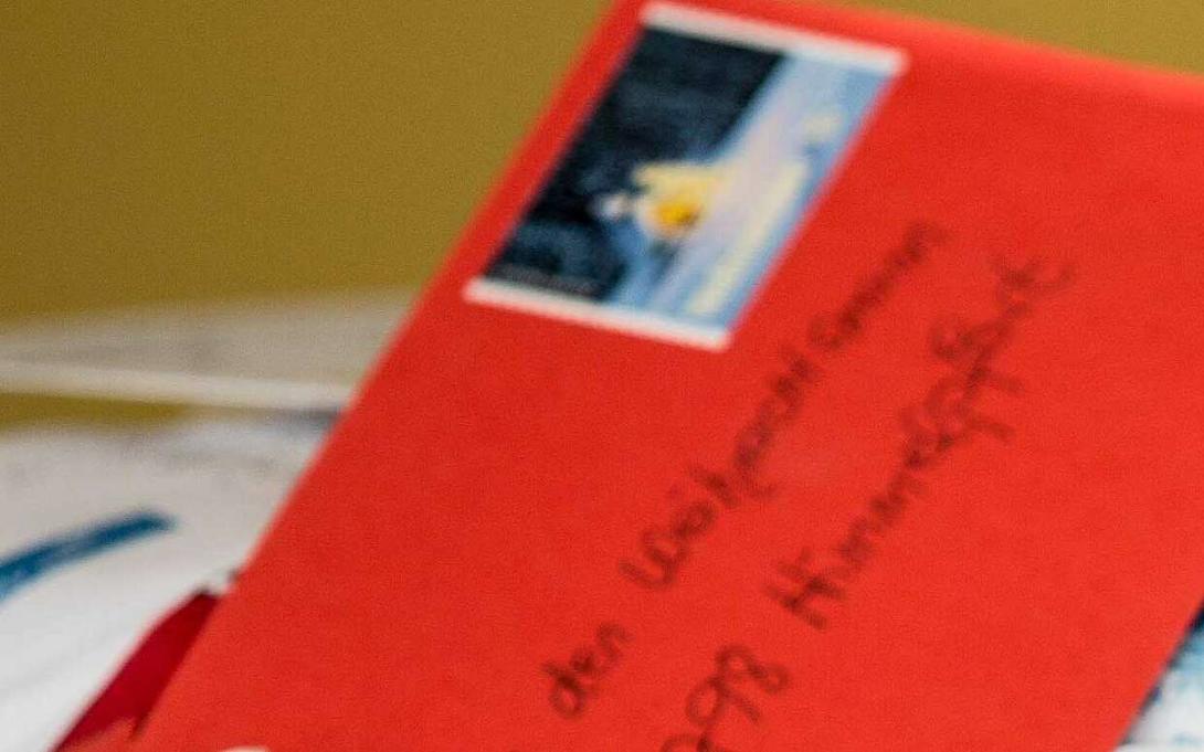 Alle Kinder bekommen Antwort vom Nikolaus. Es gibt auch Schreiben unter anderem in Ukrainisch, Ungarisch, Russisch, Spanisch, Englisch und Chinesisch Rund 3000 Briefe eingetroffen - Kinder wünschen sich vom Nikolaus "Frieden auf der Welt"