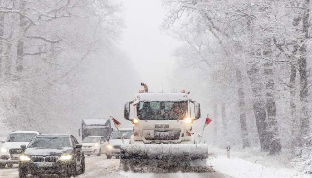 Schnee und Glätte haben den Großteil Deutschlands auch zur Mitte der Woche weiterhin im Griff. Auf den Straßen kam es zu einigen Unfällen. Der Deutsche Wetterdienst warnt vor Glättegefahr. Massenkarambolagen in Franken - Erneute Unfälle durch Eis und Schnee