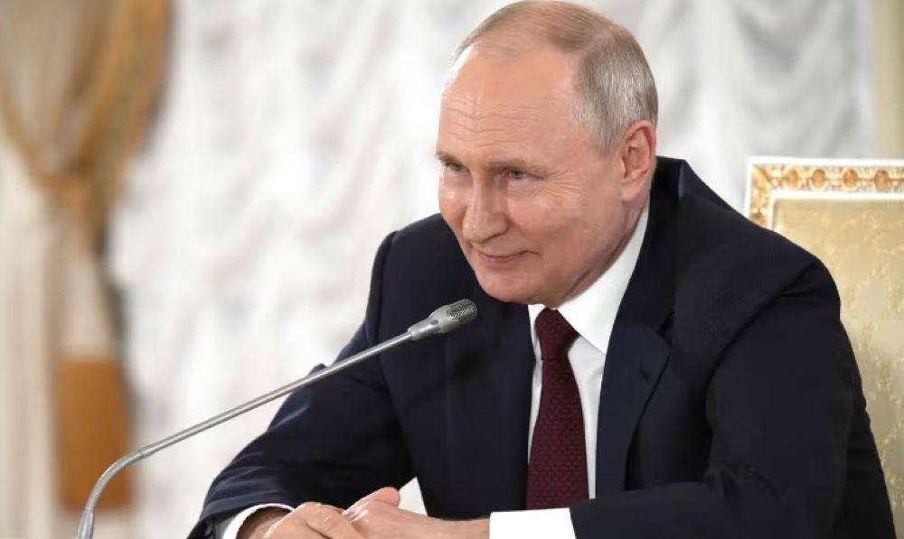 Der Krieg in der Ukraine hat dazu geführt, dass schätzungsweise 900.000 Menschen aus dem Land geflohen sind. Weitere 300.000 Menschen wurden für den Kampf in der Ukraine angeworben, wodurch sich der Arbeitskräftemangel in Russland weiter verschärft hat. Seit seinem Amtsantritt vor 24 Jahren versucht Putin die Geburtenrate in Russland anzukurbeln