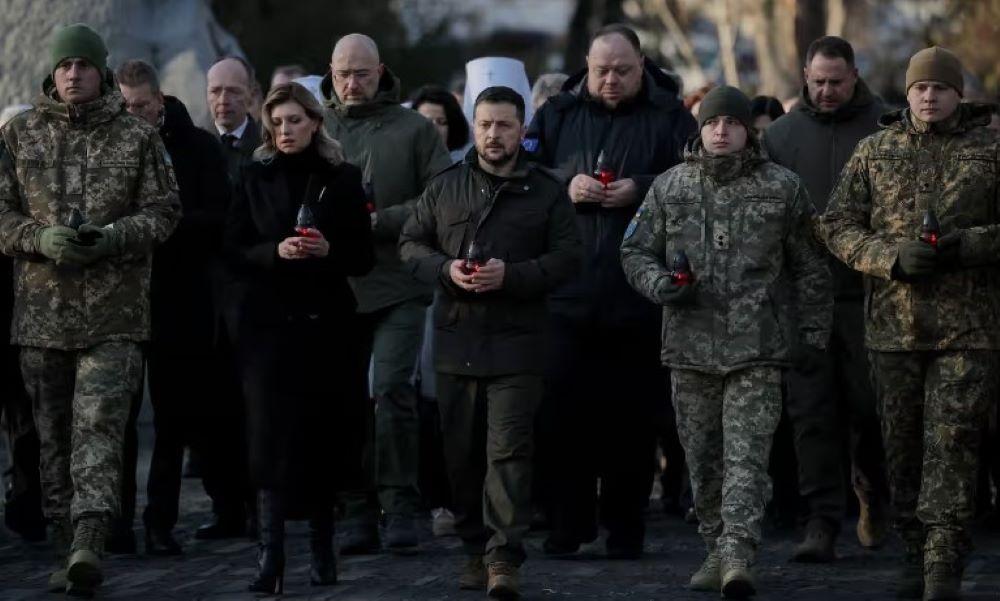 Der Drohnenangriff – laut Kiew der größte seit der vollständigen Invasion Russlands – erfolgte anlässlich des Holodomor-Gedenktags in der Ukraine, der an die Hungersnot von Millionen Menschen in der Ukraine in den 1930er Jahren unter dem sowjetischen Diktator Josef Stalin erinnert. Präsident Wolodymyr Selenskyj und seine Frau Olena Selenska stellen Kerzen an die Kinderstatue mit dem Titel "Bittere Erinnerung an die Kindheit" auf