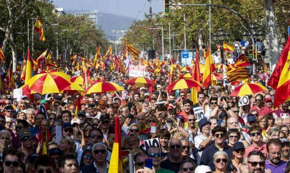 Zu den Kundgebungen in den Hauptstädten aller Provinzen des Landes hatte die Volkspartei aufgerufen. Angeschlossen hatten sich die rechtspopulistische Vox und die kleine liberale Partei Ciudadanos Demonstrationen in Spanien gegen Amnestie für Katalanen