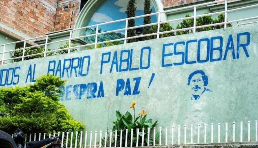 Trotz seiner Brutalität gilt Escobar auch heute noch zahlreichen Menschen als Held. Er baute Krankenhäuser, Schulen, Fußballplätze sowie Sozialwohnungen und verteilte Bargeld in den Slums. Vor einigen Jahren wurde sein ehemaliges Wohnhaus gesprengt, weil Touristen aus aller Welt dorthin pilgerten und davor posierten. Von der Millionenstadt Medellin aus baute Escobar ein riesiges Kokain-Imperium auf