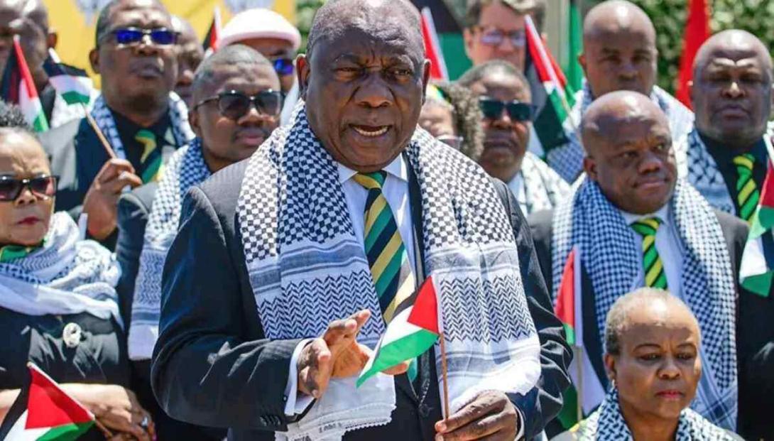 Obwohl Präsident Ramaphosa den Hamas-Angriff verurteilte, trat er eine Woche später eine Veranstaltung mit 60 Funktionären an, die palästinensische Flaggen schwenkten und dabei den traditionellen karierten schwarz-weißen palästinensischen Schal, den Keffiyeh, trugen Die Spaltungen Südafrikas tritt durch den Israel-Hamas-Konflikt hervor