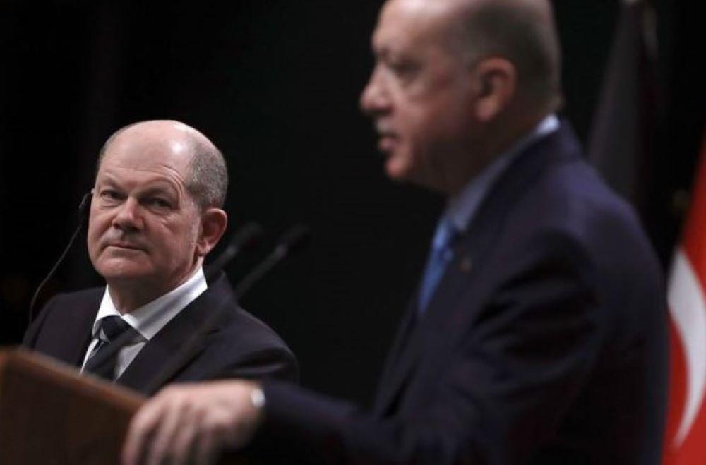 Bundeskanzler Scholz empfängt am Freitag kommender Woche den türkischen Präsidenten. Geplant ist nach Angaben der Bundesregierung ein Abendessen. Zentrale Themen dürften die Eskalation in Nahost und die Zukunft des EU-Türkei-Abkommens zur Rücknahme syrischer Flüchtlinge sein. Erdogan hatte Israel wegen des Militäreinsatzes gegen die Hamas im Gazastreifen "Kriegsverbrechen" vorgeworfen
