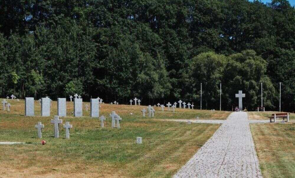 Der Soldatenfriedhof in der polnischen Gemeinde Stare Czarnowo im Ortsteil Glinna südöstlich von Stettin ist der letzte von 13 Zubettungsfriedhöfen für deutsche Soldaten in Polen. Der Friedhof im polnischen Stare Czarnowo, dem früheren Neumark