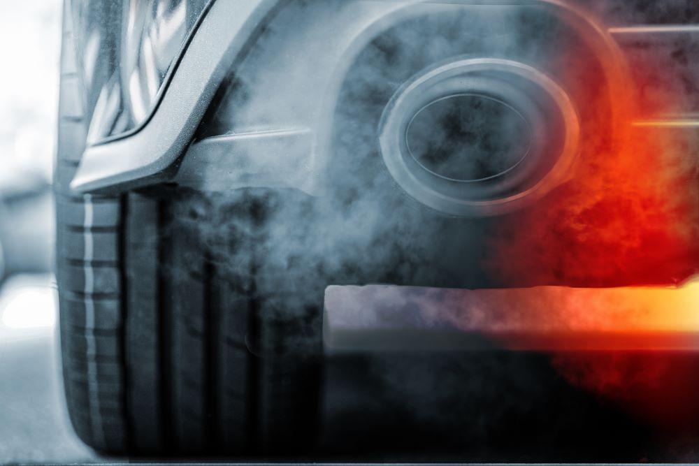Spätestens seit den Debatten um Dieselfahrverbote sind die auf EU-Ebene verhandelten Euro-Abgasnormen fast jedem Autofahrer ein Begriff. Mit den neuen Regeln zählt nun nicht mehr nur das, was aus dem Auspuff kommt und auch Elektroautos rücken ins Visier. Mit jedem Fahrzeug soll ein Umweltpass kommen