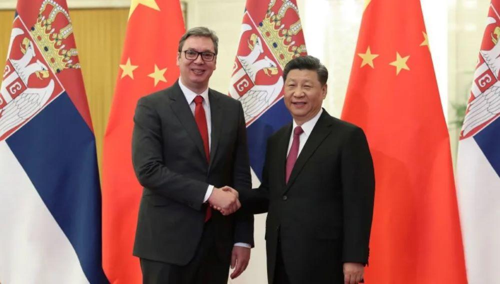 Aleksandar Vucic wurde 1970 in Belgrad geboren, als Serbien noch Teil Jugoslawiens war, einer sozialistischen Föderation auf dem Westbalkan. Der Aufstieg von Vucic in der serbischen Politik war schnell. Gegner behaupten, er habe dies dadurch erreicht, dass er die demokratischen Institutionen auf eine Art und Weise ausgehöhlt habe, die an den Autoritarismus der 1990er Jahre erinnere. Aleksandar Vucic: Der Mann, der Serbien neu erfunden hat