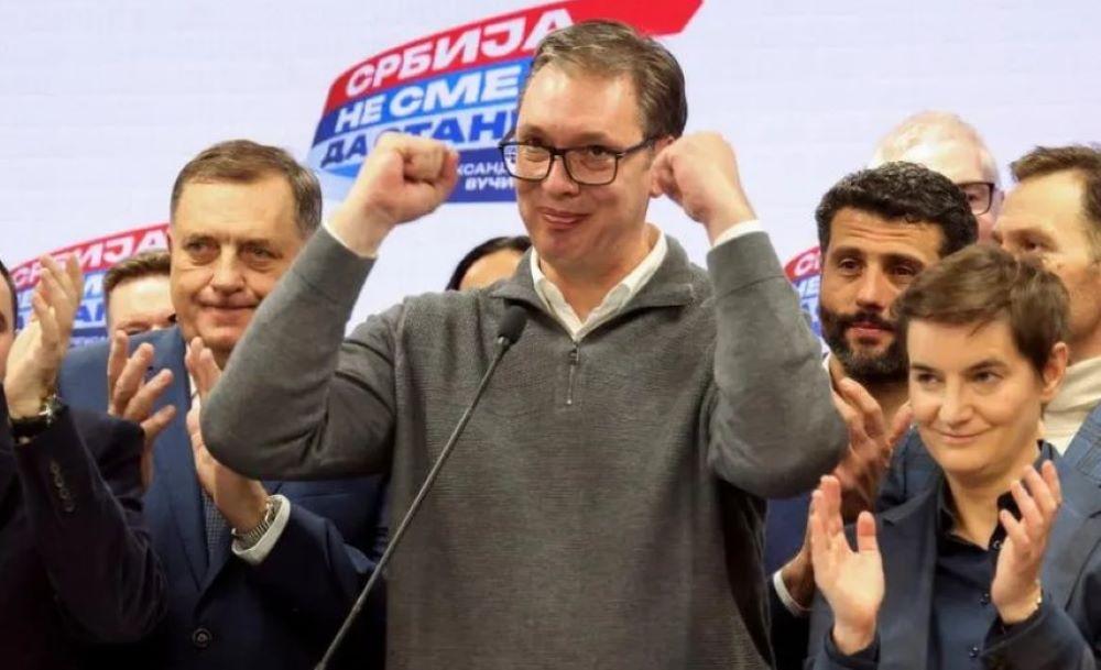 Vucic, der seit 2012 in wechselnden Funktionen die Politik des Landes bestimmt, nutzt vorgezogene Wahlen immer wieder, um sich der Loyalität seiner Funktionäre und Anhänger zu versichern. Seit Mai ist er zwar formell nicht mehr SNS-Vorsitzender, er bestimmt aber weiterhin die Geschicke der Partei. Serbiens Präsident Aleksandar Vucic