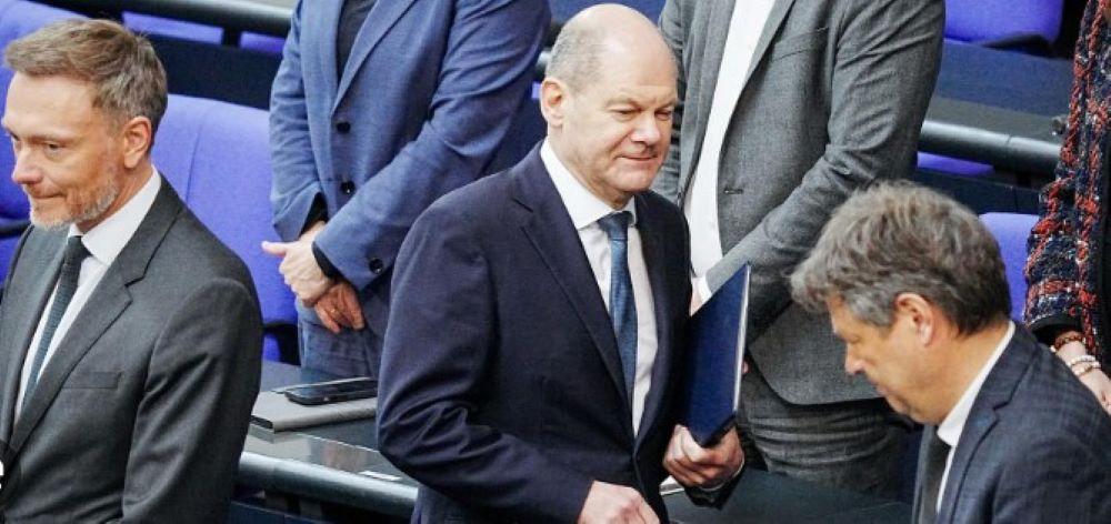 Für Irritationen sorgte auch das am Wochenende vom Bundeswirtschaftsministerium mitgeteilte abrupte Aus der staatlichen Förderung für den Kauf von Elektroautos. Bundeskanzler Olaf Scholz (SPD), Bundeswirtschaftsminister Robert Habeck (Grüne) und Finanzminister Christian Lindner (FDP)