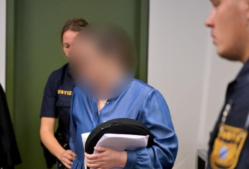 Die Unternehmerin und Politikertochter Andrea Tandler muss wegen Steuerhinterziehung für mehr als vier Jahre ins Gefängnis. Das entschied am Freitag das Landgericht München I. Tandler hatte mit Corona-Maskengeschäften spektakuläre Summen verdient. Affäre um Corona-Masken: Mehr als vier Jahre Haft für Politikertochter