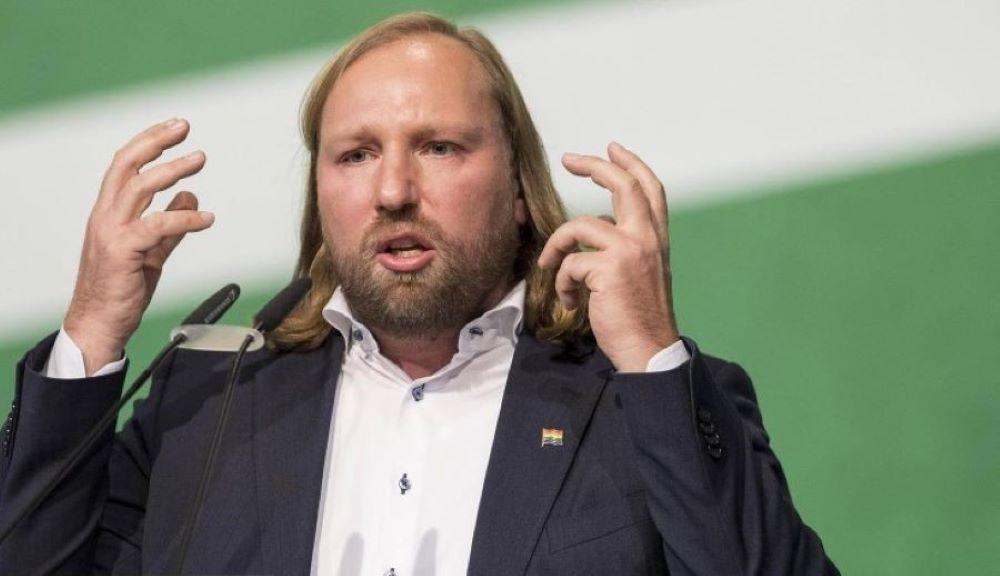 Grünen-Politiker Anton Hofreiter kritisierte im "ZDF-Morgenmagazin" Deutschlands Verhalten zum Ukraine-Krieg. Der Grund? Die Regierung würde den osteuropäischen Staat zu wenig unterstützen. Im Gespräch schoss Anton Hofreiter gegen den ungarischen Regierungschef: "Ihm geht es mit seinem Veto vor allem darum, die EU-Gelder freizupressen, um sie dann wieder stehlen zu können - für sich und seine Ganovenbande." "Korrupter Krimineller": Hofreiter schießt gegen Ungarns Regierungschef