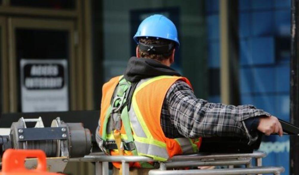 Fast jeder dritte Beschäftigte in Deutschland fühlt sich einer Umfrage zufolge im Job gleichzeitig verschiedenen schweren Belastungen ausgesetzt. Zeitdruck und schwere körperliche Arbeit in Deutschland weit verbreitet