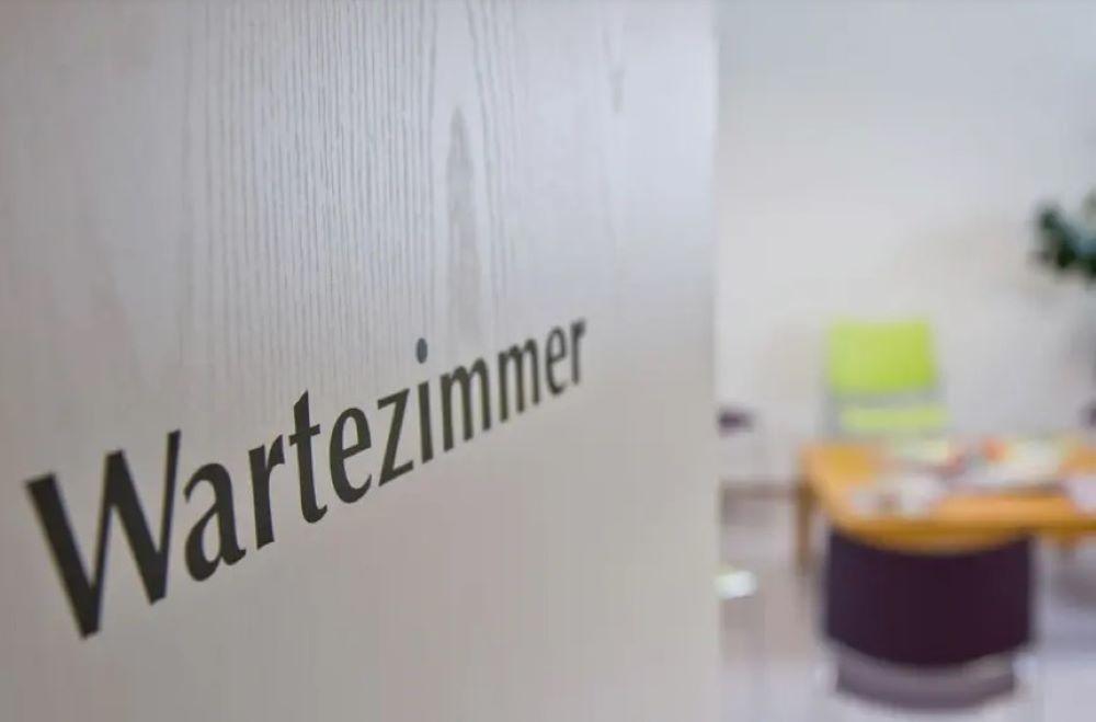 Gestützt auf ihre eigenen Erfahrungen sieht ein erheblicher Anteil der Versicherten hierzulande einer Umfrage zufolge Mängel im Gesundheitssystem. Auffällig ist, dass diese Zufriedenheit mit dem Gesundheitssystem mit dem Nettoeinkommen der Haushalte steigt
