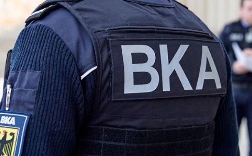 Das bisherige Bundespolizeigesetz stammt weitgehend aus dem Jahr 1994. Eine Reform ist deshalb überfällig. Der nun vom Bundeskabinett gebilligte Gesetzentwurf bleibt jedoch umstritten und wird sowohl aus Polizeikreisen, als auch von Bürgerrechtlern kritisiert. Das Wichtigste zur geplanten Reform im Überblick. Wie das Bundespolizeigesetz reformiert werden soll