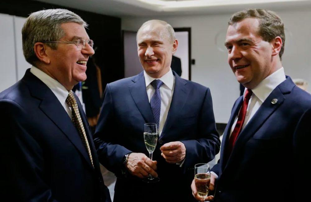 Russische Sportler sollen an den Olympischen Sommerspielen 2024 in Paris teilnehmen – daran basteln internationale Sportfunktionäre. Und das trotz des Angriffskrieges gegen die Ukraine. Überraschen sollte das nicht: Nun gesellt sich Gleiches zum Gleichen. Thomas Bach, Wladimir Putin und Dmitry Medvedev während der Winterspiele 2014 in Sotschi