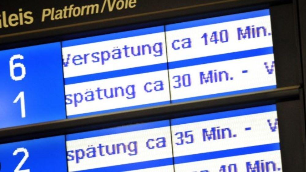 Bei Verspätungen oder Ausfällen der Deutschen Bahn verlieren Reisende immer öfter die Nerven. Die Zahl der Angriffe auf das Personal steigt laut DB massiv. Nun soll eine Plakat-Kampagne helfen. Die Gewerkschaft EVG fordert aber noch mehr. Fahrgastwut: Bahn will Beschäftigte mit Kampagne schützen