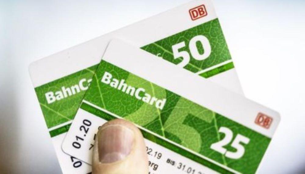BahnCard-Besitzer dürften bald ein Kärtchen weniger im Portemonnaie tragen: Die Deutsche Bahn will die Plastikvarianten der Rabattausweise in Zukunft abschaffen. Stattdessen sollen Kunden die BahnCards digital über die App abrufen können. Die Umstellung ist für das zweite Halbjahr 2024 vorgesehen. Umstellung für Vielfahrer - Deutsche Bahn will auf Plastik-BahnCards verzichten