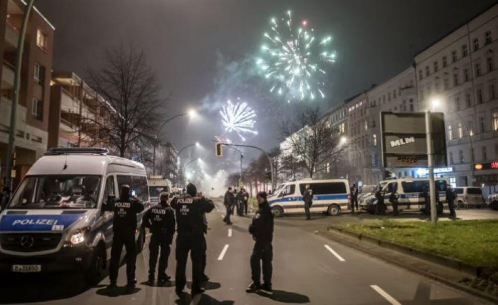 In manchen Großstadt-Ecken ist die Silvesternacht inzwischen recht anstrengend. Ab dem frühen Abend wird es sehr laut und an manchen Ecken gefährlich, weil Böller und Raketen durch die Gegend fliegen. In diesem Jahr kommt für die Polizei ein weiteres Thema dazu. Polizisten in der Silvesternacht 2022