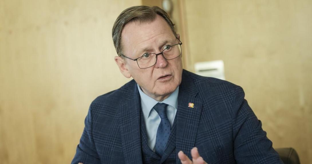 Thüringens Ministerpräsident Bodo Ramelow (Linke) kritisiert die Sparbeschlüsse der Ampelkoalition scharf. Die Agrarbetriebe vor allem im Osten würden gleich mehrfach belastet. Das "Gift der Rechtsradikalen" dringe ein, warnt der Linken-Politiker. Thüringens Ministerpräsident Bodo Ramelow